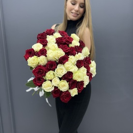 Букет из 51 белой и красной роз микс 70см