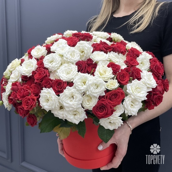 Композиция из 101 кустовой розы микс в коробке